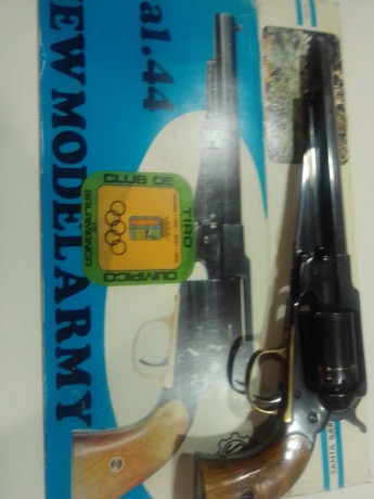 Un compañero que se retira porque ya tiene una edad, vede varias armas de avancarga.
Dos revólveres idénticos 00