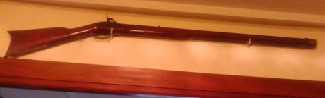Un compañero que se retira porque ya tiene una edad, vede varias armas de avancarga.
Dos revólveres idénticos 11