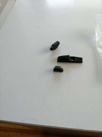 Estos 3 puntos de mira. Uno es de una Walther Gsp, otro de Colt 1911 y otro de una LLama. 
10 euros lote. 02