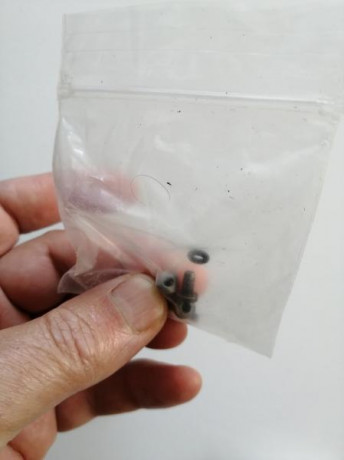 4 tornillos a estrenar cabeza Allen con los retenes correspondientes y 4 tornillos originales en buen 01
