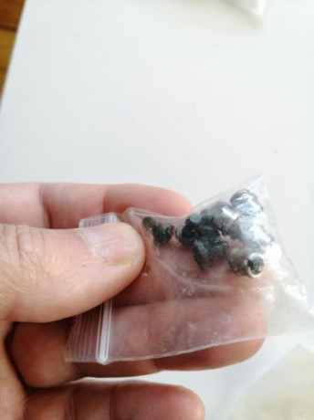 4 tornillos a estrenar cabeza Allen con los retenes correspondientes y 4 tornillos originales en buen 00