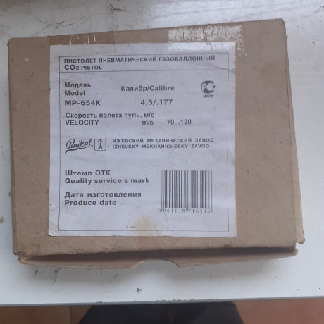 Hola,
Todo  el encanto del cartón basto ruso se refleja  en esta caja  original dela pistola Baikal MP 12