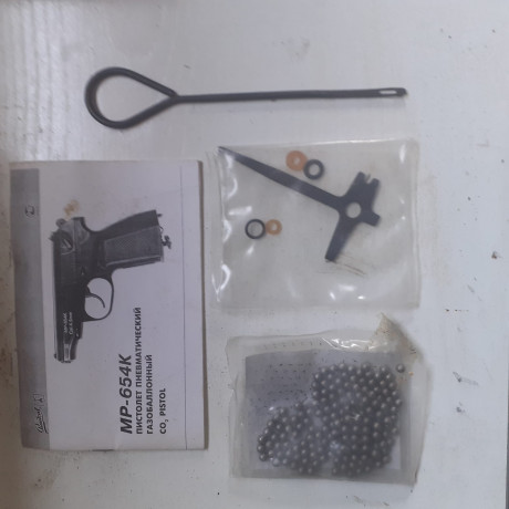 Hola,
Todo  el encanto del cartón basto ruso se refleja  en esta caja  original dela pistola Baikal MP 11