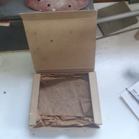 Hola,
Todo  el encanto del cartón basto ruso se refleja  en esta caja  original dela pistola Baikal MP 10