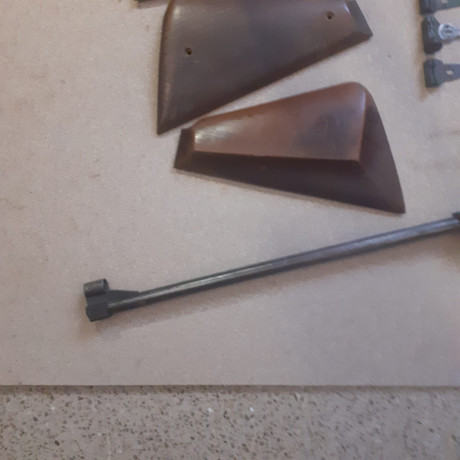 Hola,
Lote de piezas antigua Gamo (creo que hay una alza de Nórica).Se incluye un manual  de  la  época 20