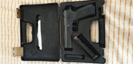 Hola vendo pistola cz p09  comprada a finales del año pasado con apenas 200 disparos precio 500 euros 01