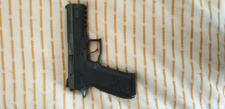Hola vendo pistola cz p09  comprada a finales del año pasado con apenas 200 disparos precio 500 euros 00