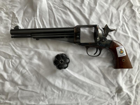 Saludos compañeros.
Pongo a la venta un revólver Remington Outlaw en 45 LC, está muy bien cuidado y con 00