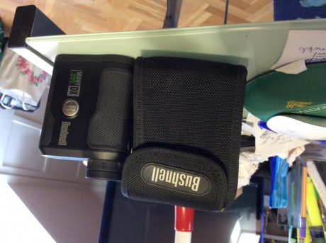 El telémetro Bushnell Scout DX 1000 ARC fija su objetivo con su turboprocesador E.S.P integrado. El dispositivo 01