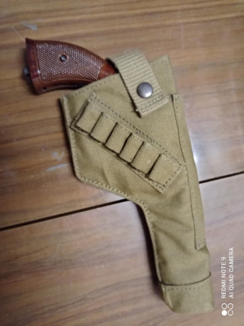 Revolver de la marca HFC modificado para RENATORS, imitando revolver militar S&W 1917. Funciona a 00