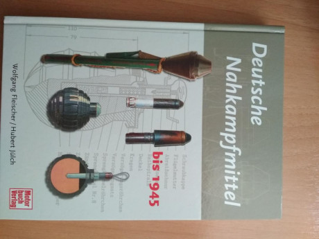 Libro sobre granadas de mano y armas ligeras contracarro alemanas de 320 páginas.

Aunque el texto esta 02