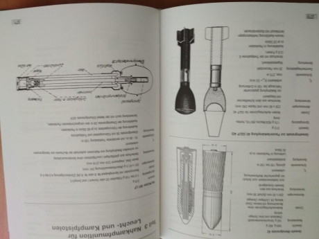 Libro sobre granadas de mano y armas ligeras contracarro alemanas de 320 páginas.

Aunque el texto esta 00