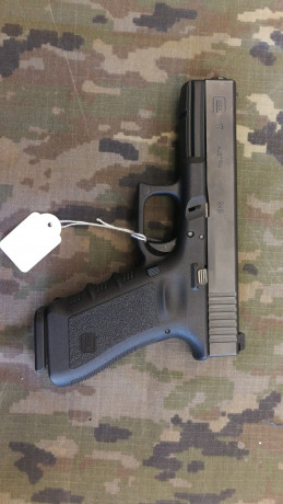 Hola pongo en venta esta Glock 17 Gen3 
Pistola en buen estado con bastante poco uso.
Precio 300€ Más 10