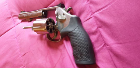 Bueno, al fin ya tengo el revolver que quería y esta es la diana que hice hoy con una mano a 25mts. 01
