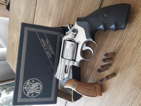 Hola! Vendo mi revólver smith&wesson mod.66, calibre 357 magnum y caño  2,5 ". Soy el segundo 20