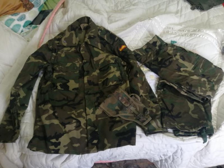 Vendo uniforme del Ejército Español verde MIMETIZADO. Talla 4M.  

Adjunto al lote:
-Pistolera de lona. 01