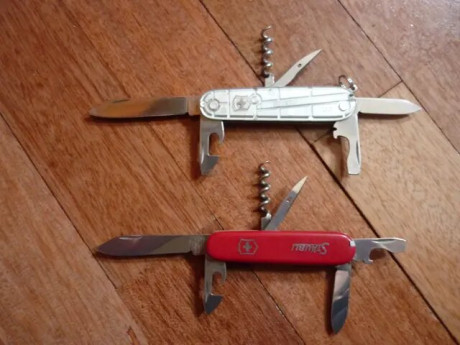 Vendo estas dos navajas multiusos suizas Victorinox, una Spartan en 81 mm y una Spartan Silver Tech, esta 00