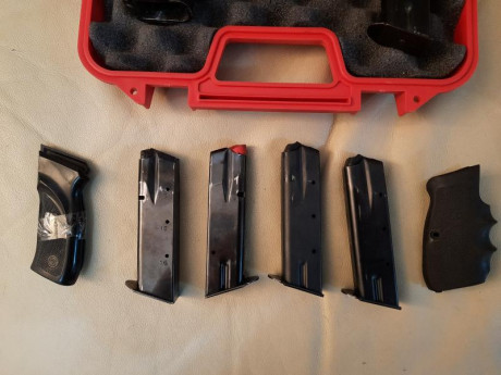 Vendo 4 cargadores, cachas originales y cachas Hogue de goma, todo 150€ más envío 00