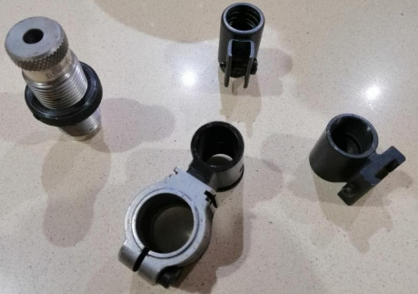 Vendo :
1 Recalibrador de cuerpo de vaina, no recalibra el cuello, marca Redding, calibre 6 mm BR. 12 20