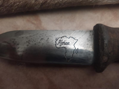 Vendo cuchillito artesanal de aceroal carbono.
La empuñadura de micarta, y la funda de PVC forrada de 00