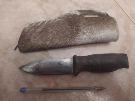 Vendo cuchillito artesanal de aceroal carbono.
La empuñadura de micarta, y la funda de PVC forrada de 10
