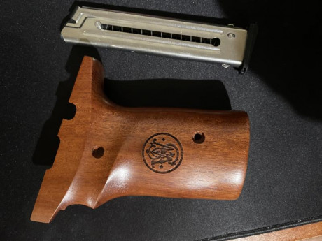 Se vende o cambia,empuñadura original en madera nueva  y  1 cargador S/W 22A
 Precio 75€ 02