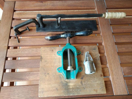 Retirado de la venta - No lo encuentro.

Vendo equipo para recarga con rebordeadora para cartuchos calibre 01