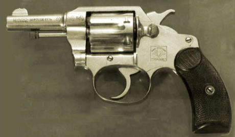 Buenos días compañero ,necesitaría ayuda para identificar este arma. He buscado en libros y paginas de 40
