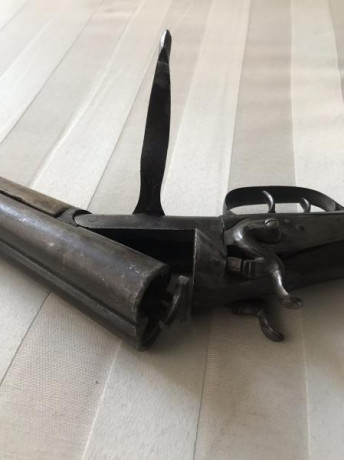Vendo escopeta de perrillos en perfecto estado calibre 16,funcionando perfectamente.Una reliquia histórica 32