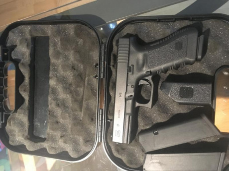 Se vende Glock17 tercera Gen. en su caja original 3 cargadores,ayuda al cargador.El arma está apenas sin 01