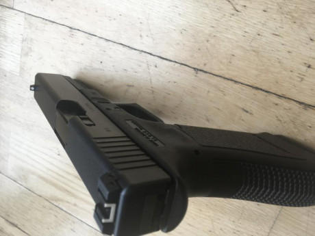 Se vende Glock17 tercera Gen. en su caja original 3 cargadores,ayuda al cargador.El arma está apenas sin 00