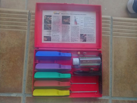 Vendo estuche con sistema de afilado con guia de angulo y cinco piedras con distinto grano, y una especial 00