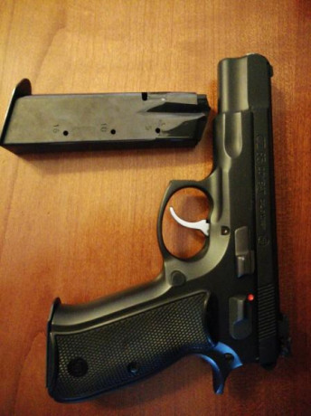 Se vende Cz 85 9mm parabellum. Guiada con Lic A. Dos cargadores de 16 cartuchos. Excelente estado, muy 02