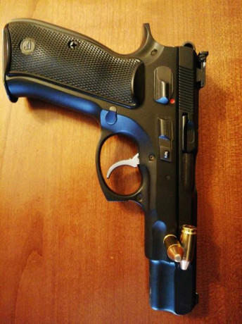 Se vende Cz 85 9mm parabellum. Guiada con Lic A. Dos cargadores de 16 cartuchos. Excelente estado, muy 01