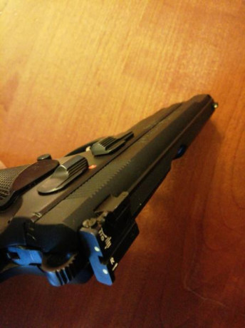 Se vende Cz 85 9mm parabellum. Guiada con Lic A. Dos cargadores de 16 cartuchos. Excelente estado, muy 00