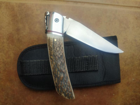Vendo navaja Muela artesanal modelo NPQ-8A, con cachas de ciervo y lomo decorado.
Esta navaja es de las 00