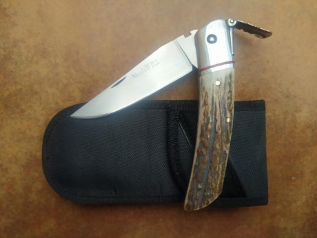Vendo navaja Muela artesanal modelo NPQ-8A, con cachas de ciervo y lomo decorado.
Esta navaja es de las 10