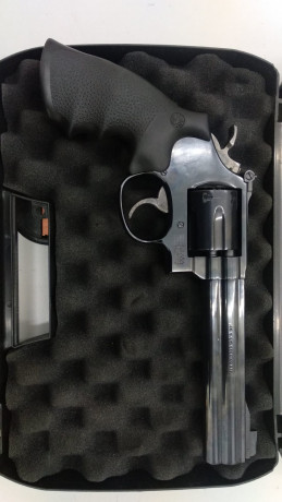 Buenas a todos,
Un amigo me pide que le anuncie para vender este revolver marca SMITH & WESSON calibre 01