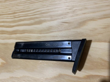 Se vende o cambia ,cargador CZ 122 sport , buen estado 01