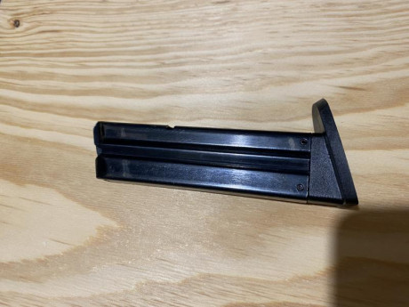 Se vende o cambia ,cargador CZ 122 sport , buen estado 00