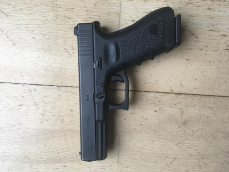 Se vende Glock17 tercera Gen. en su caja original 3 cargadores,ayuda al cargador.El arma está apenas sin 30
