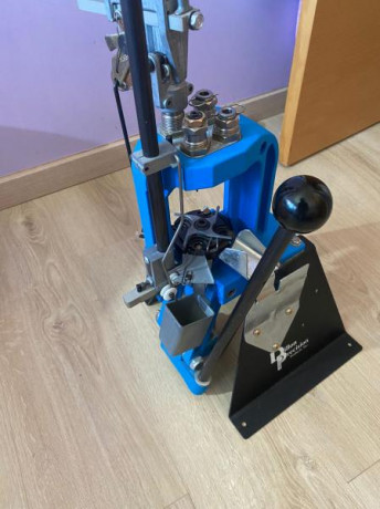 Vendo  prensa progresiva Dillon RL 550  en perfecto estado, prácticamente sin uso. Certificado de Homologación.
Tengo 01