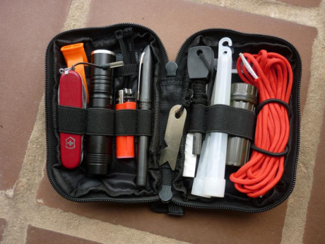 Vendo este pouch EDC con los siguientes útiles:
-Navaja multiusos Victorinox Spartan
-Linterna de 600 00