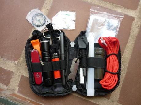 Vendo este pouch EDC con los siguientes útiles:
-Navaja multiusos Victorinox Spartan
-Linterna de 600 11