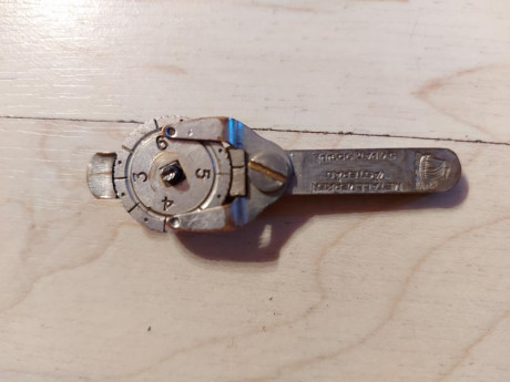 Raro accesorio para el alza del M96 Carl Gustav. Permite ajustar mucho mejor el tiro que la de serie, 00