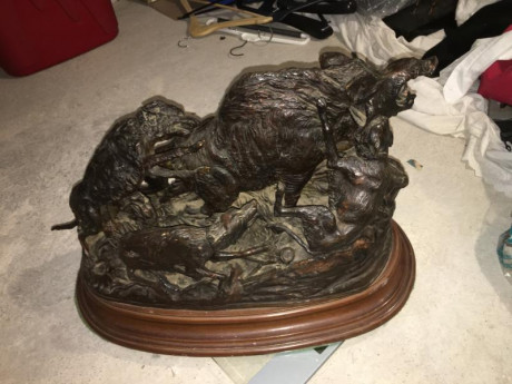 Pongo a la Venta una Escultura de un amigo de Bronce - Escena de Caza de un Jabalí atacado por perros 31