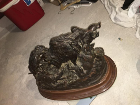 Pongo a la Venta una Escultura de un amigo de Bronce - Escena de Caza de un Jabalí atacado por perros 30