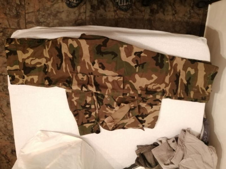 Vendo uniforme del Ejército Español verde MIMETIZADO. Talla 4M.  

Adjunto al lote:
-Pistolera de lona. 10