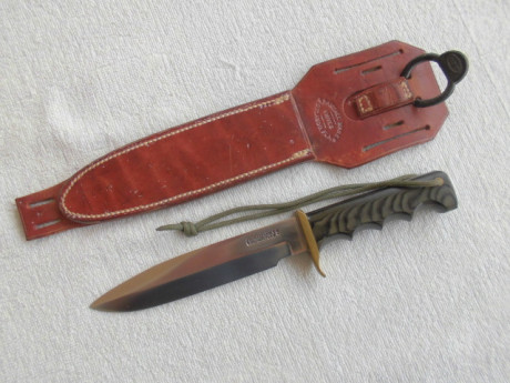 Hola a todos/as,
Vendo este cuchillo Randall modelo 16 Diver, es original de los años 70, con la funda 00