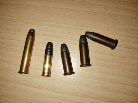 han llegado a mi tres balas raras, en un principio y de un vistazo rápido pensé que eran 22lr con puntas 00